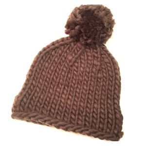 Crochet knit beanie w giant Pom Pom
